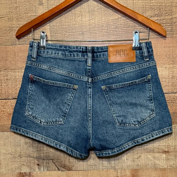 🌻 BDG Urban Outfitters Denim Mini-Shorts 2" Women's size 26 Summer Casual Beach - Picture 2 of 9